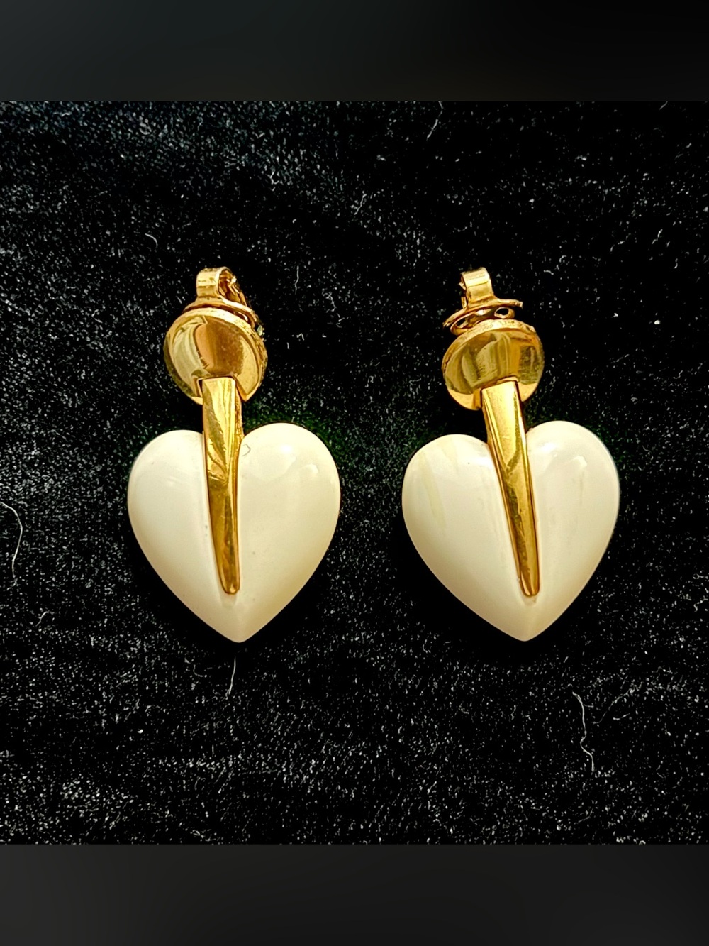 1980s Trifari Signed Gold Tone White Heart Dangle Drop Clip-On Earrings Vintage